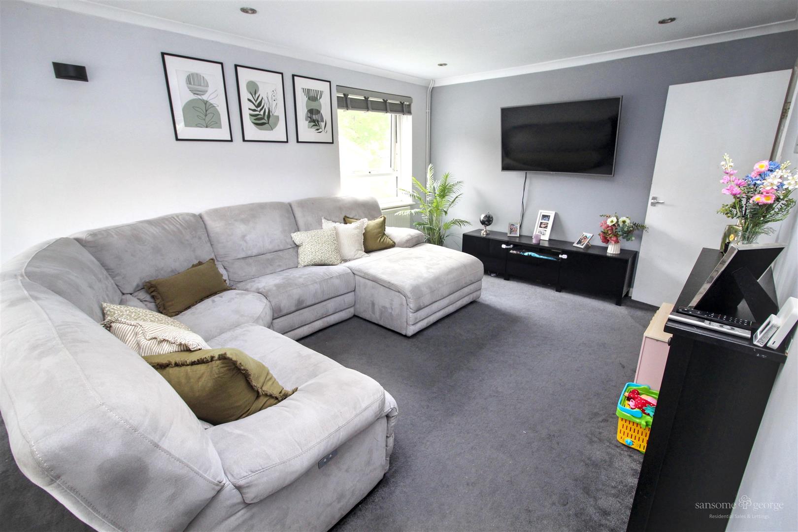2 bed property in Starlings Drive, Reading
